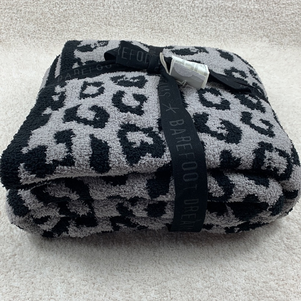 BAREFOOT DREAMS In the Wild Throw Blanket - Picture 5 of 5